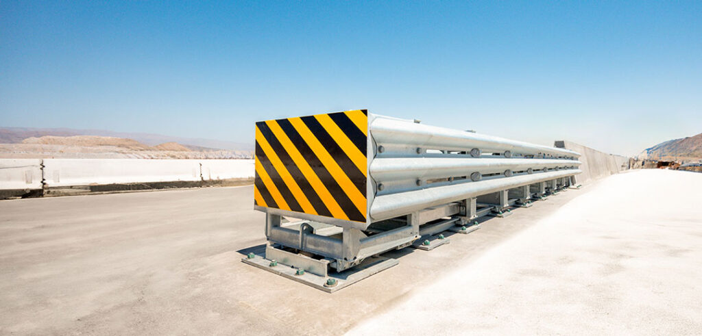Atenuador de impacto TAU-XR™ de Lindsay instalado frente a una barrera de concreto en carretera
