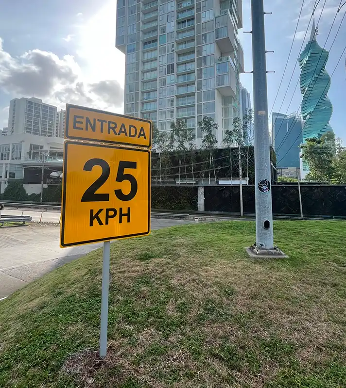 Señal reglamentaria de límite de velocidad de 80 km/h con deterioro visible en una vía de alto tránsito