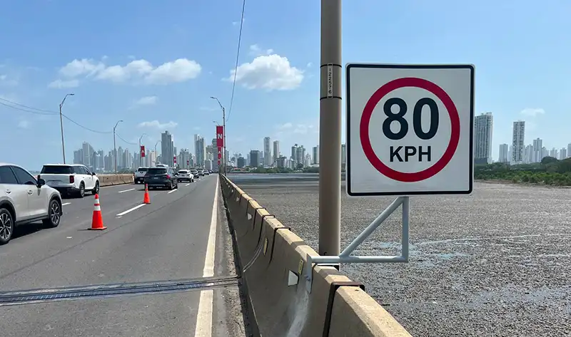Señal reglamentaria nueva de límite de velocidad de 80 KPH instalada junto a una vía de alto tránsito