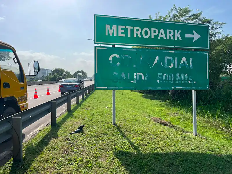 Señal vial deteriorada con pérdida de legibilidad y color en una vía urbana de Panamá